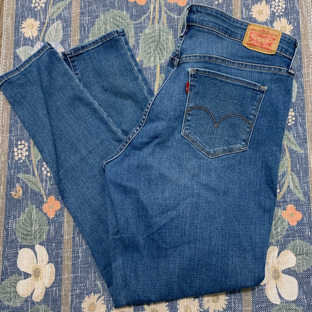 Mid-rise Levi’s skinny jeans, med wash size 18W - Picture 2 of 3